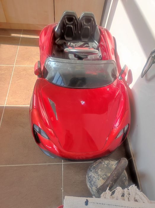 Детская машинка красная