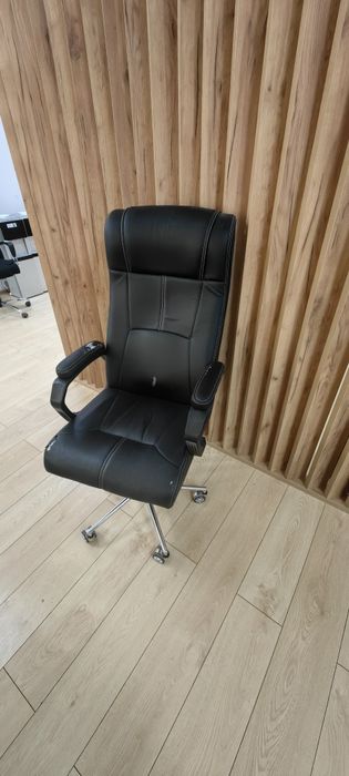 Кресло офисное чёрное