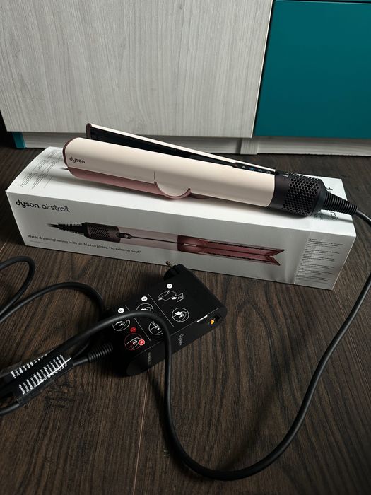 Продавам преса за коса Dyson Airstrait с гаранция