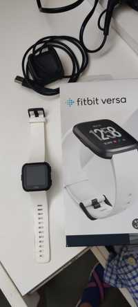 Vând Fitbit versa utilizat