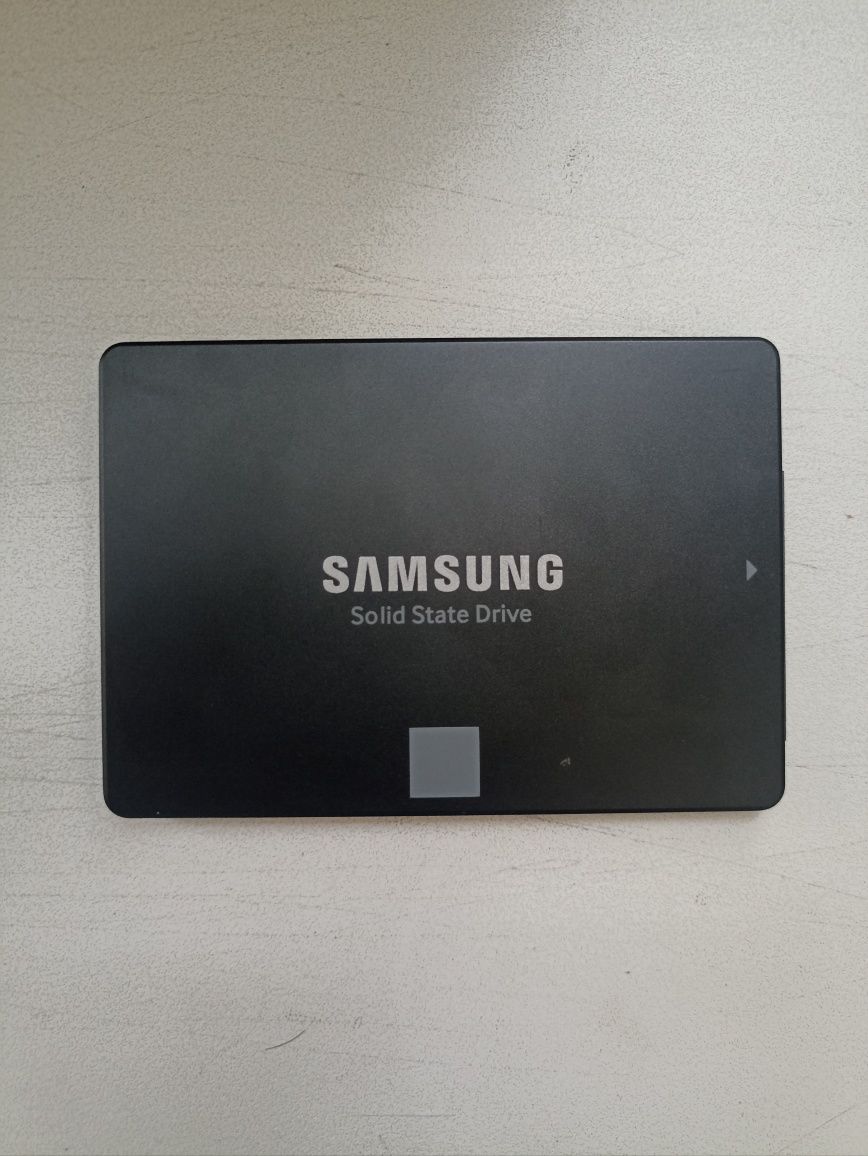 SSD-диск Samsung 860 EVO 250GB и SSD-диск Kingston UV500 240GB