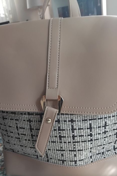 Нова раница в бежаво с принт