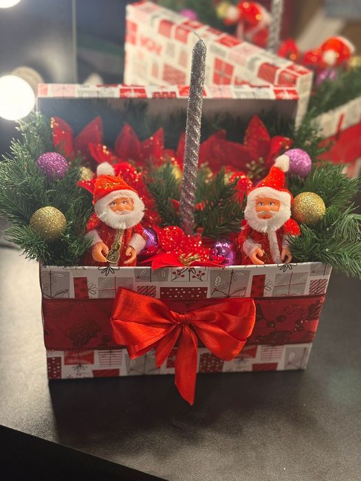 Cutie de Crăciun cu Moşuleți și lumânare