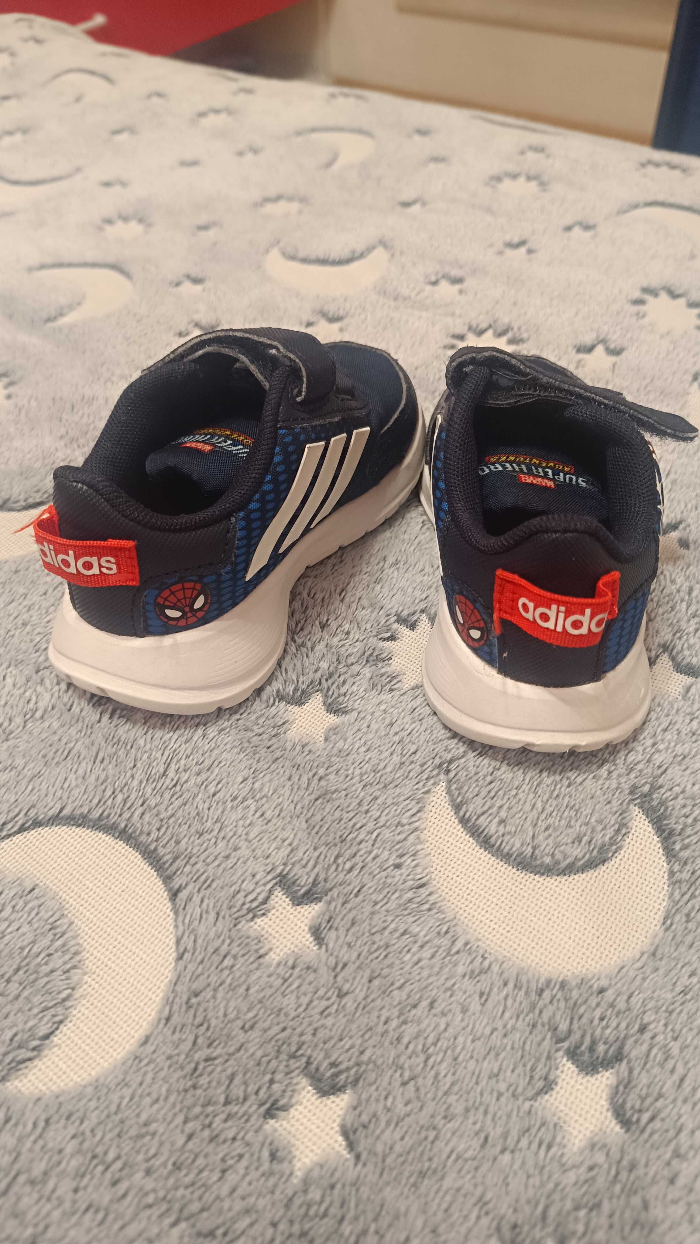 Adidas детски маратонки номер 21
