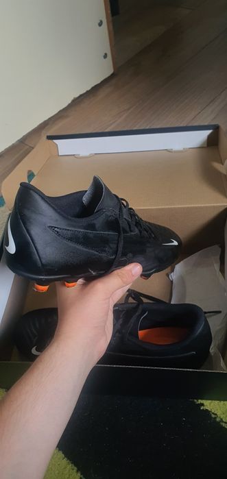 Ghete de fotbal Nike Phantom noi