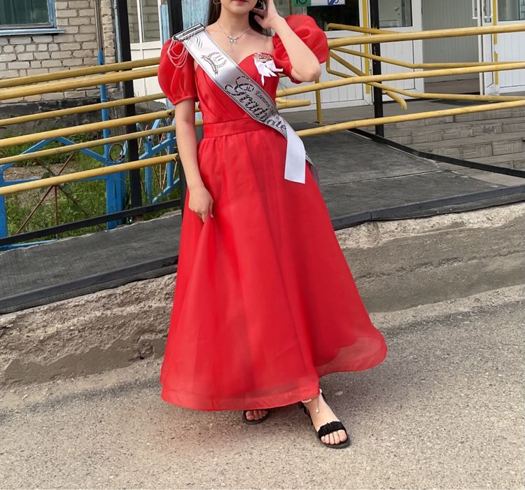 Красное платье макси с пышными рукавами