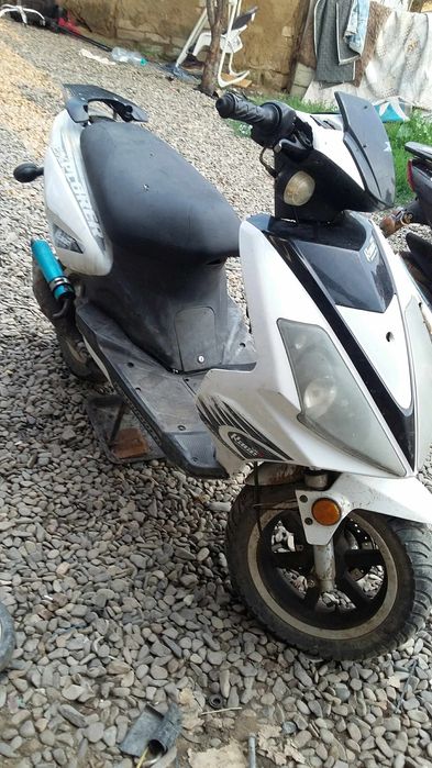 Vând scuter expoiler că defect nu știu ce are nu mă pricep la ele