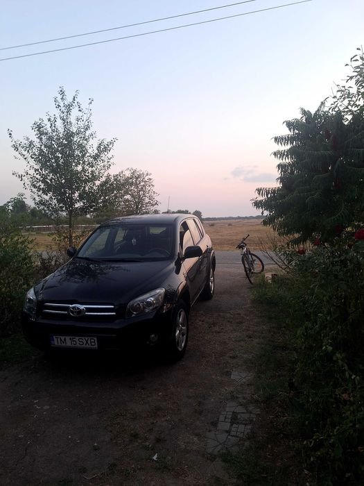 se vinde toyota rav4 an 2007  motor 2,2 dcat km 140000