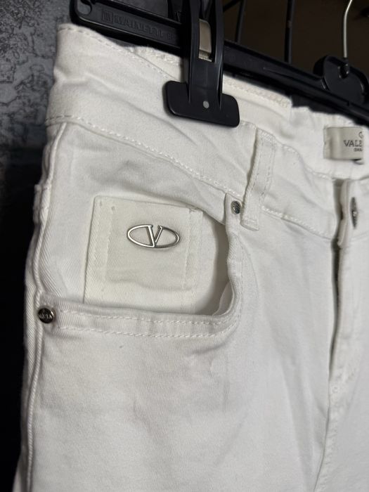 Blugi valentino garavani, potriviti pentru M