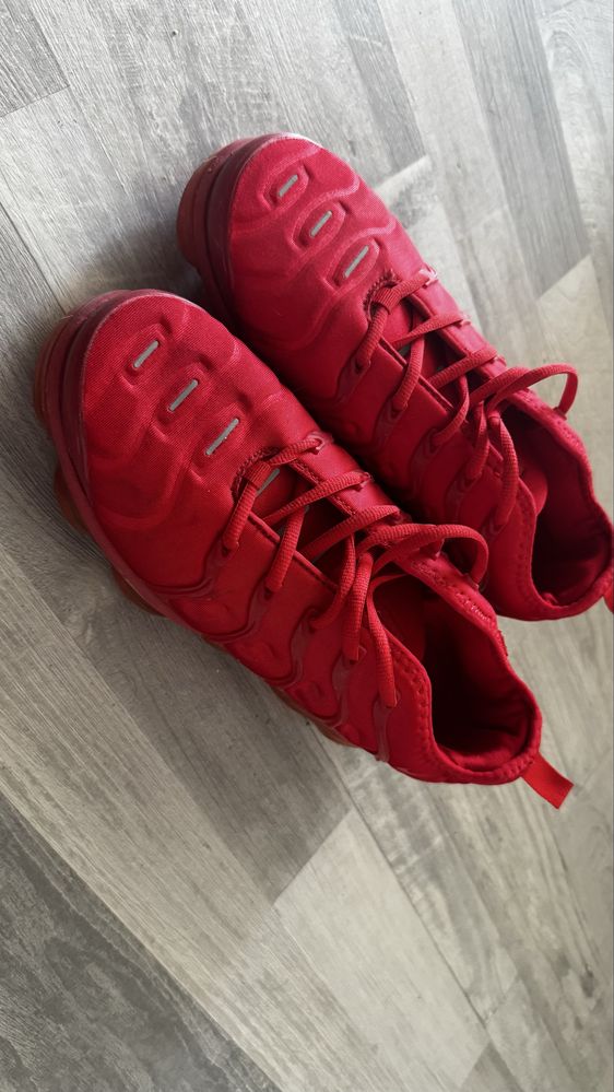 Nike vapormax red plus 44номер