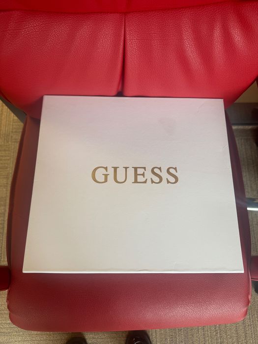 Боти на марката GUESS