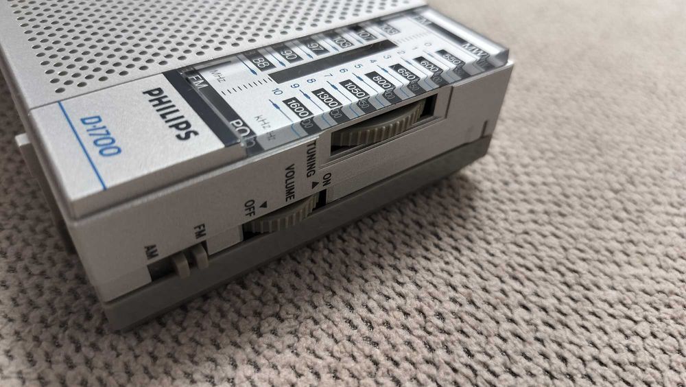 Vintage Radio Portabil Philips Multi Function LCD Clockradio D-1700