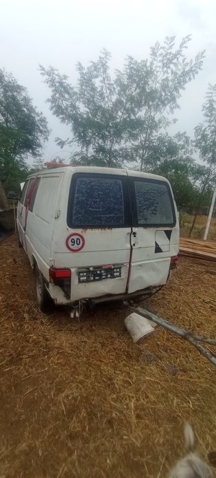 Vând motor, cutie de viteze w t4 mașina este momentan completă.