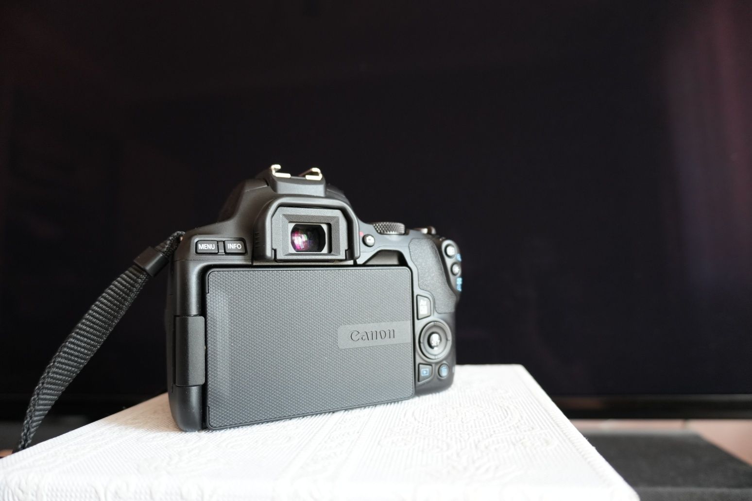 Фотоапарат Canon 250D с 3 обектива