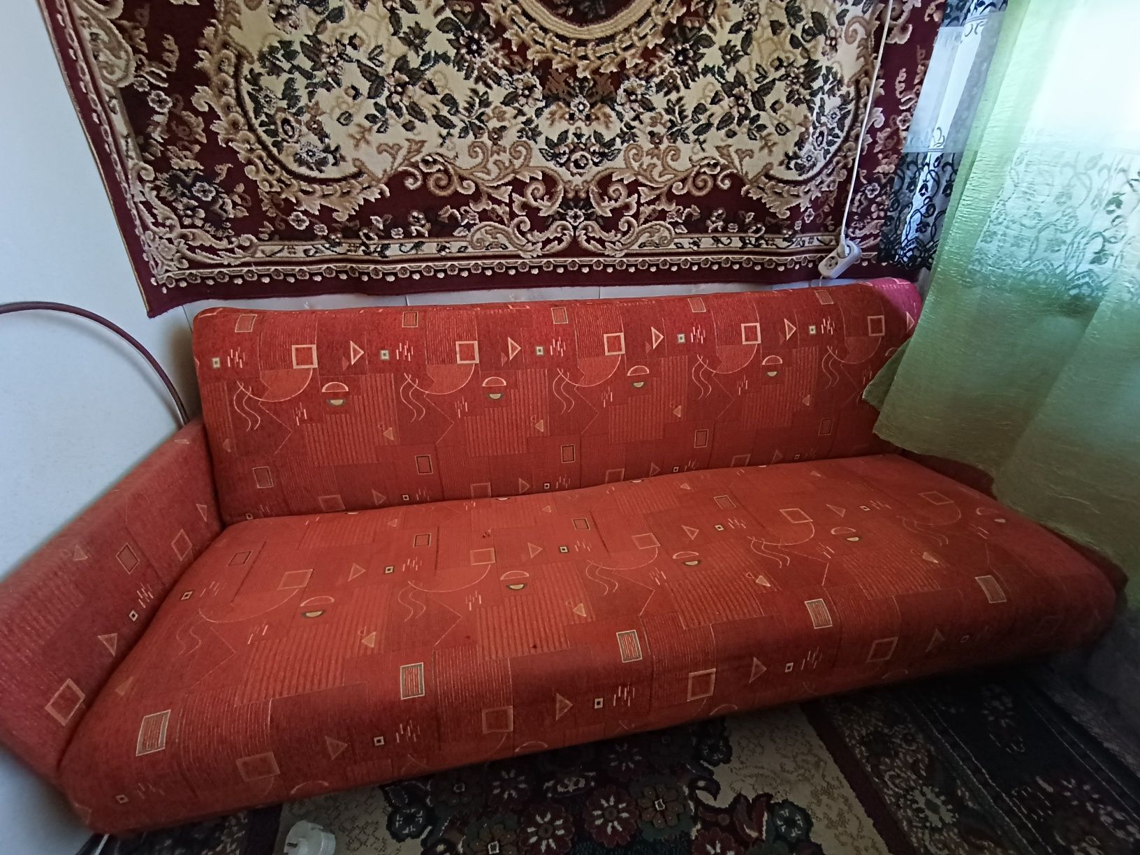 Раскладной диван с дополнительным отделением для вещей