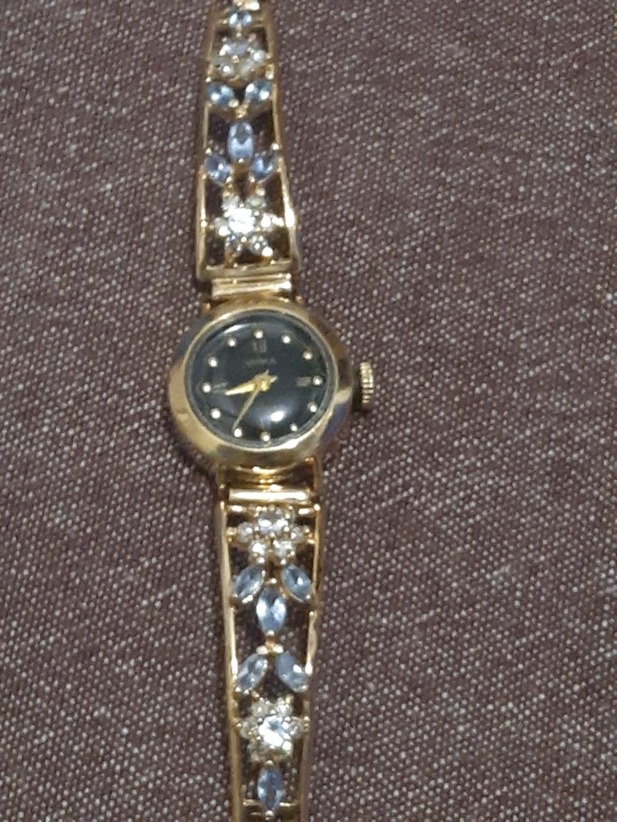 Женские золотые часы с бриллиантами.