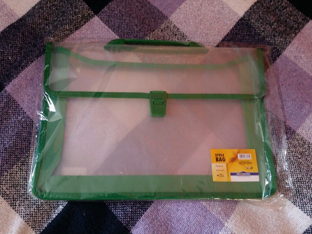 Куфарче за документи прозрачно със зелени кантове