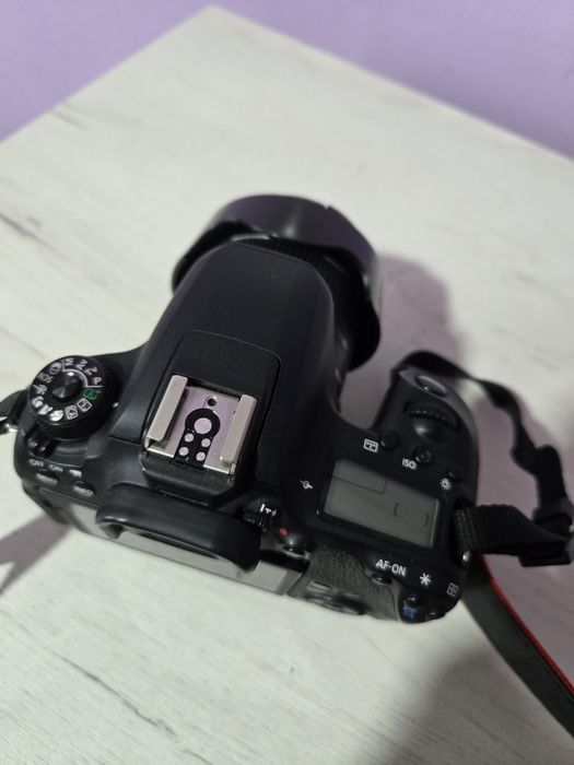 Фотоапарати Canon 77d и Sony A6400