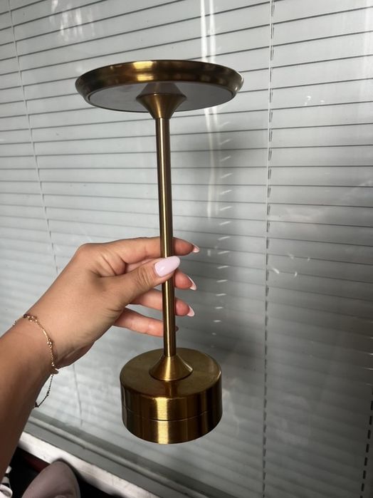 Стилна безжична лампа в златист цвят