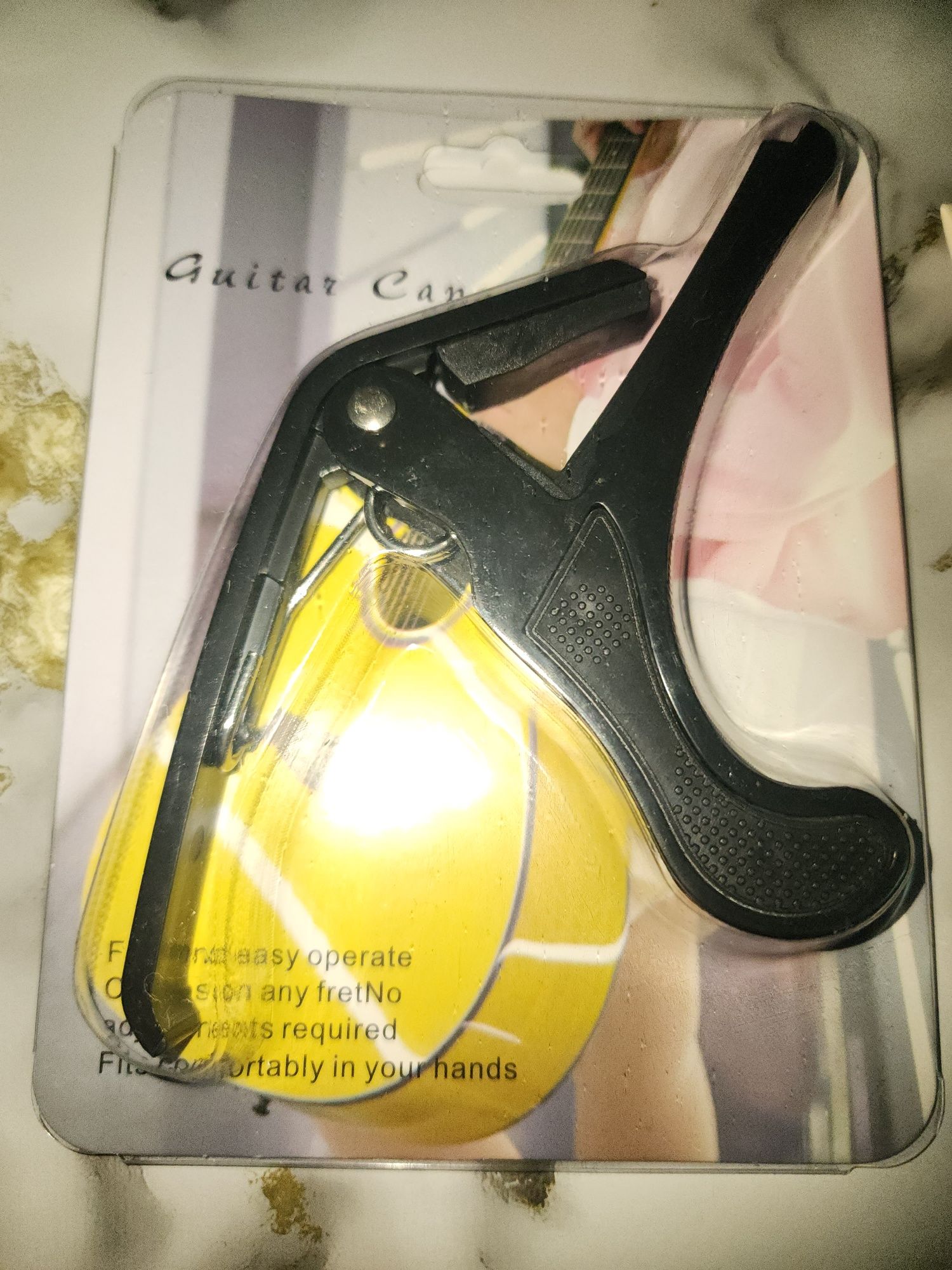 Gitaraga struna,kopadastr,tuner,barmoq rezenkalari sotiladi.