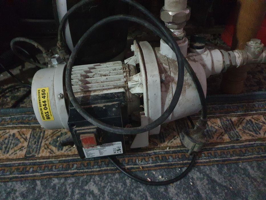 Водна помпа Хидрофор работеща.