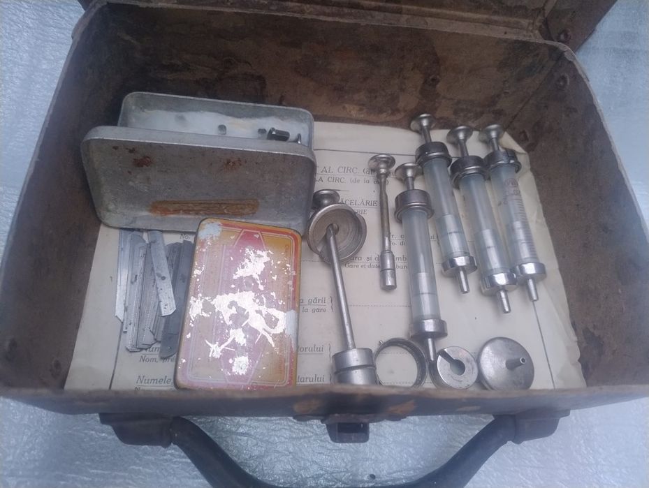 Trusa  veche doctor posibil veterinar