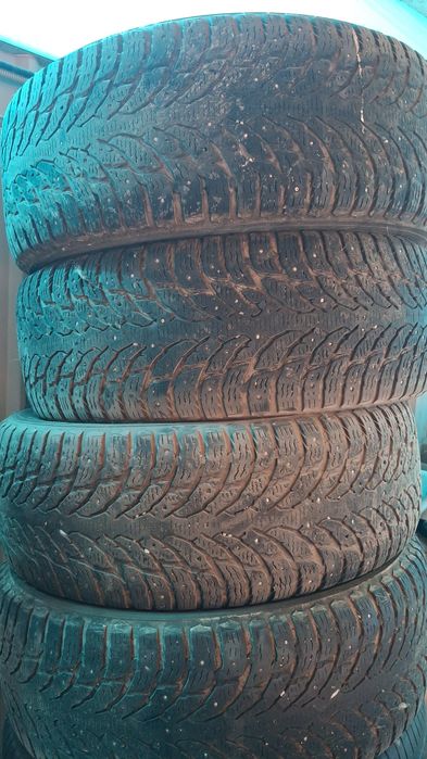 Комплект шипованной зимней резины / шины Nokian, размер 275/60 R20