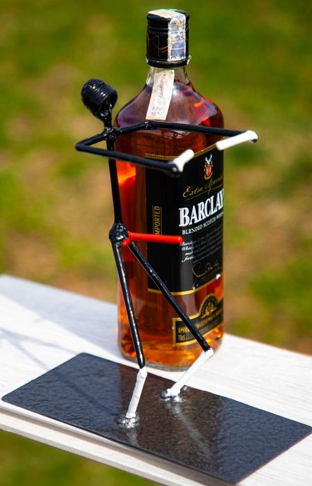 Идеалния подарък - бутилка алкохол с арт поставка