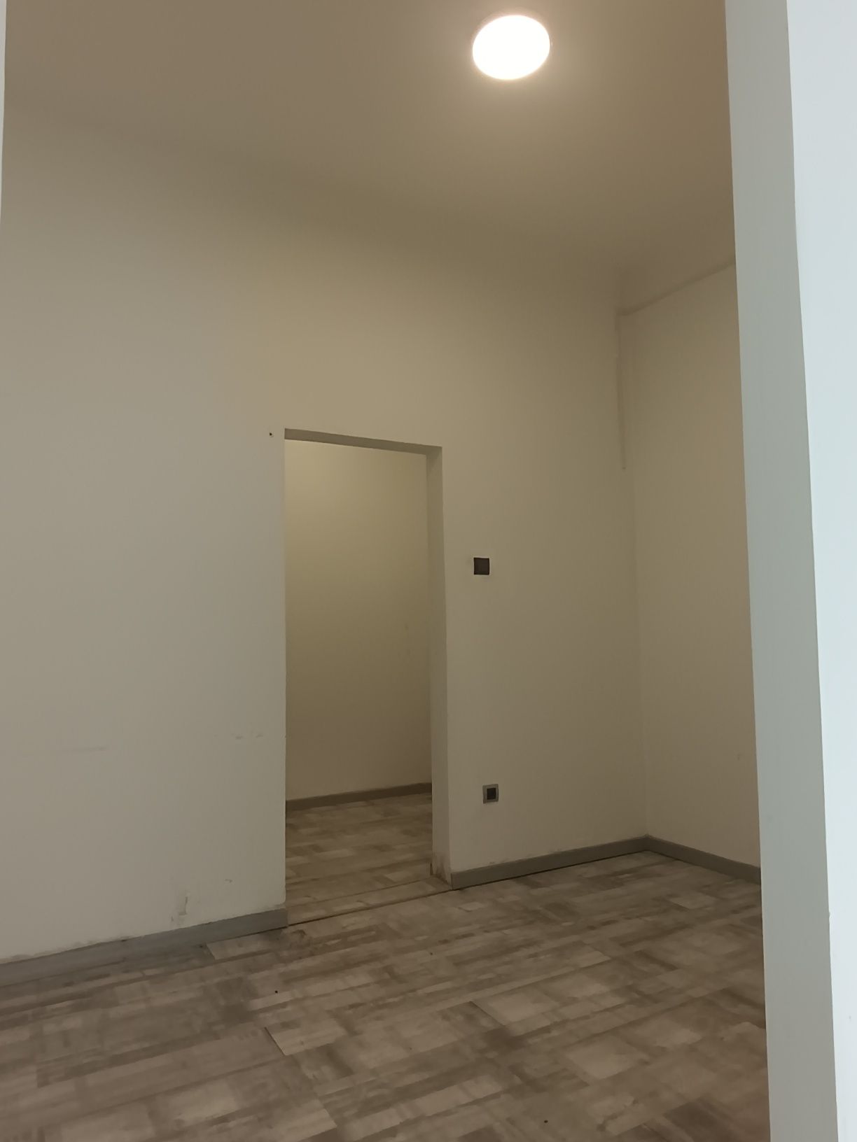 Dau in chirie spatiu comercial CENTRAL 42mp util zona Prima Shops Dec