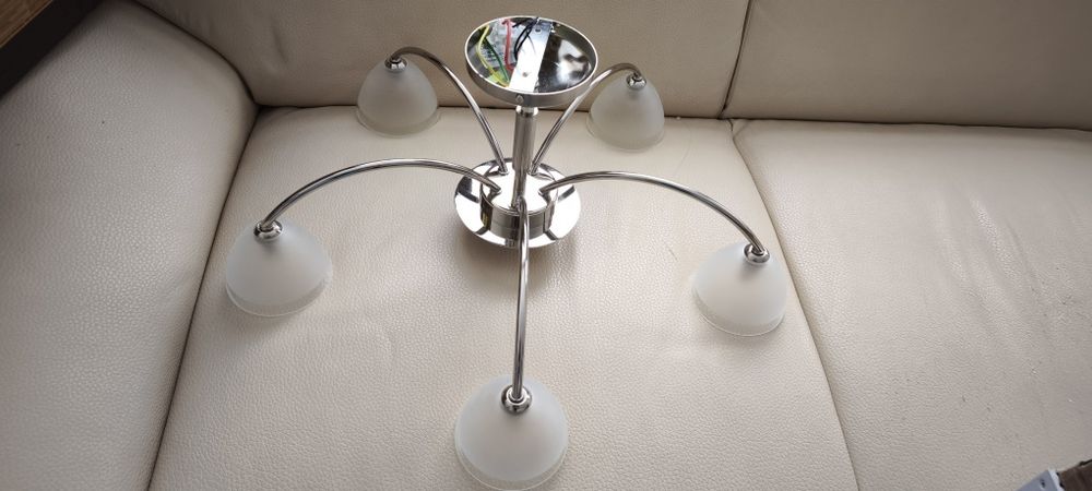 Полилей с пет крушки.
Перфектно състояние, неразличим от нов.
Комплект