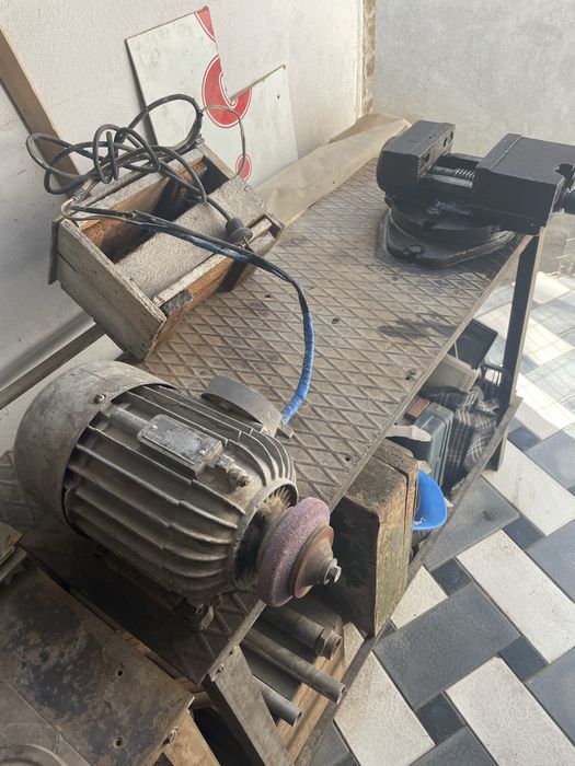 Продам верстак с тисками и точильным мотором