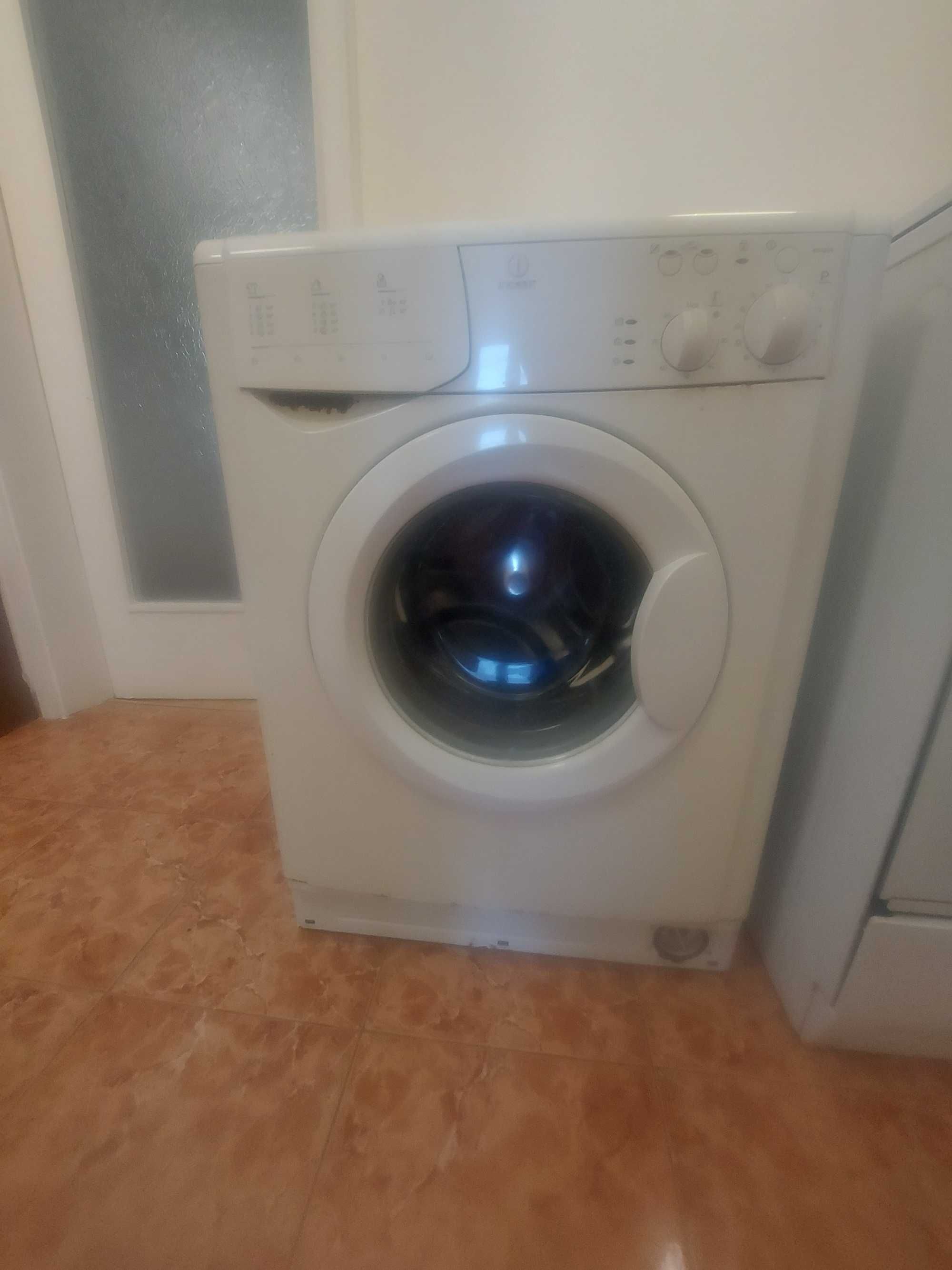 Пералня Indesit,работеща.