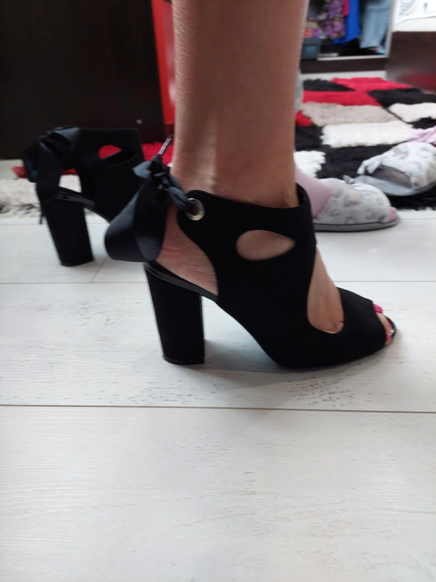 Дамски велурени сандали