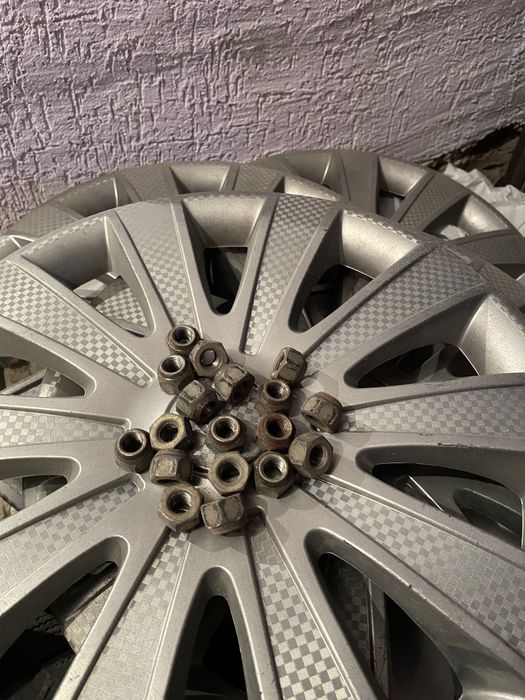 Зимние шины 215.60.R16 с металлическими дисками в отличном состоянии