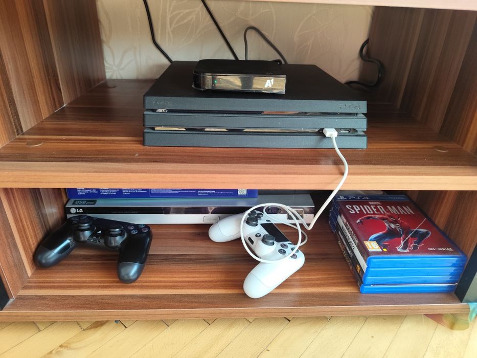 PlayStation 4 Pro + 2 джойстика + FIFA 19