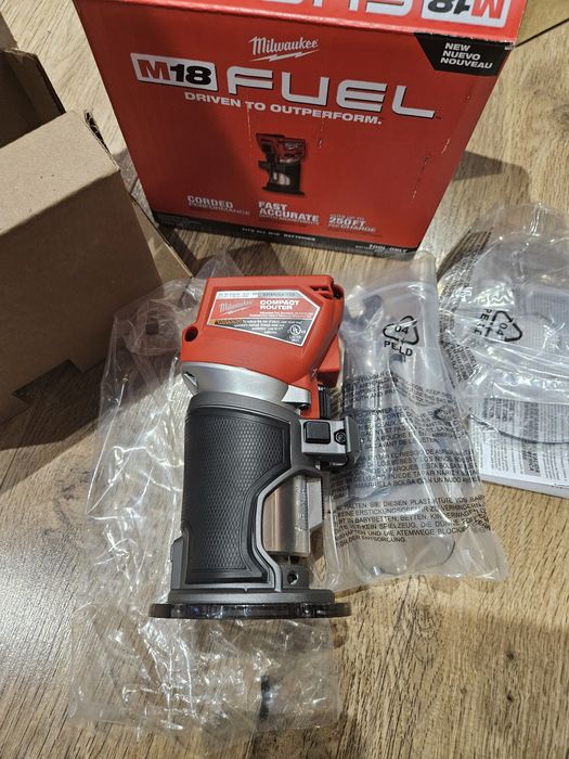 Milwaukee freza de contur 2723-20