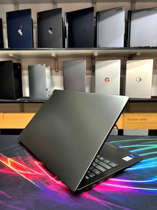 Lenovo V15 G4 IRU
Intel core i5- 13420H 
DDR4 8GB
SSD 256GB Nvme
place