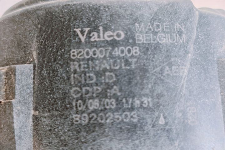 Proiector Ceata  Cu mic defect 8200074008 Dacia Logan a 2-a generatie