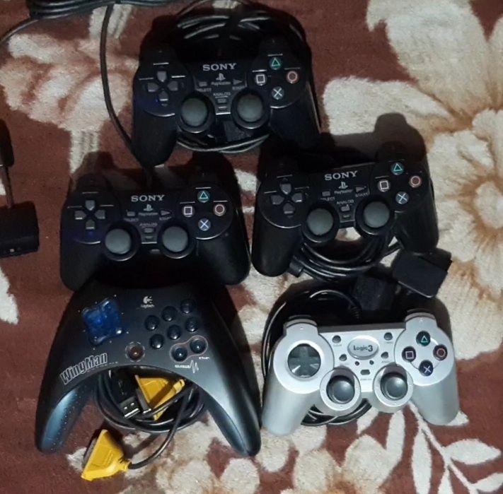 Vând manete originală PlayStation 2 și ps2 și 2 Logitech în stare bună