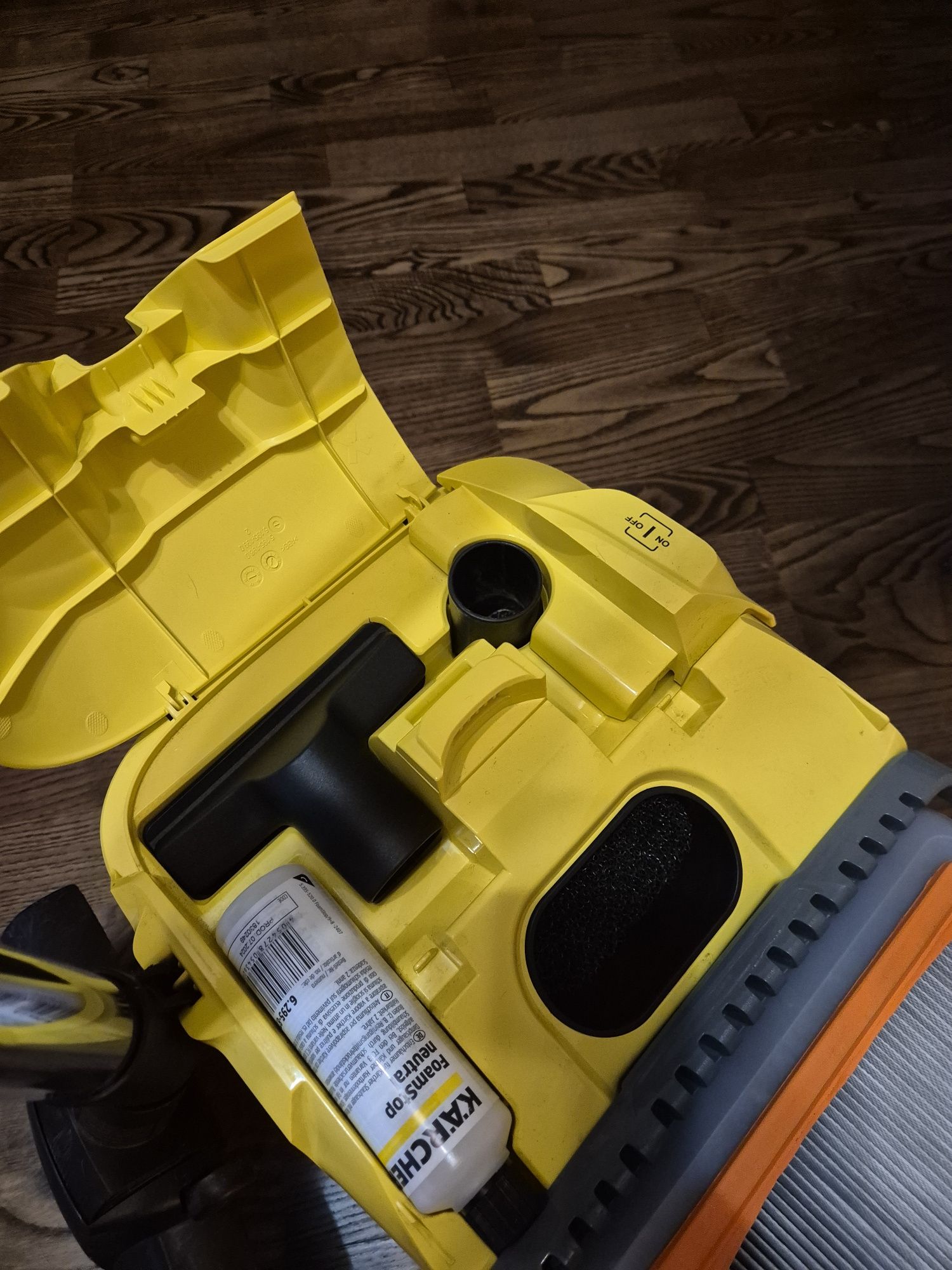 Aspirator Karcher DS6 fără sac cu filtrare prin apă
