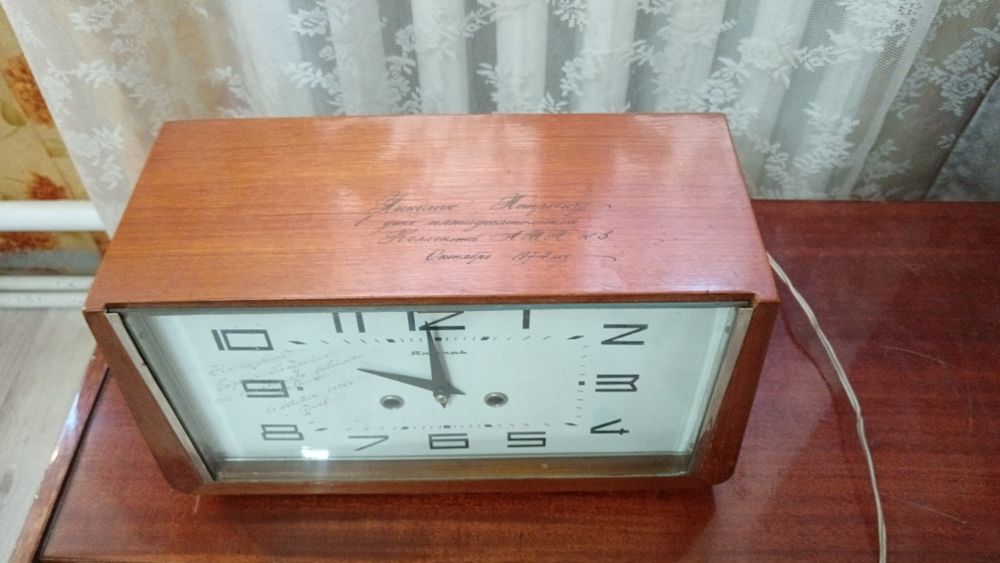 Часы Настольные Янтарь с боем в хорошем рабочем состоянии отпр по РК.