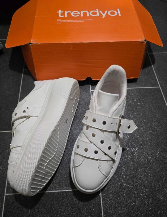 Дамски бели кожени маратонки кецове с висока подметка