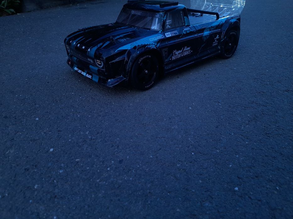 Arrma infraction 3s blx (+2 baterii 3s)