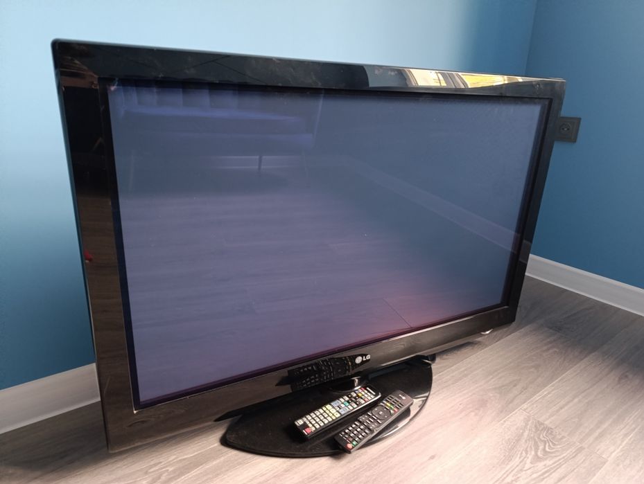 Плазменный телевизор LG 42PG20 в рабочем состоянии. R