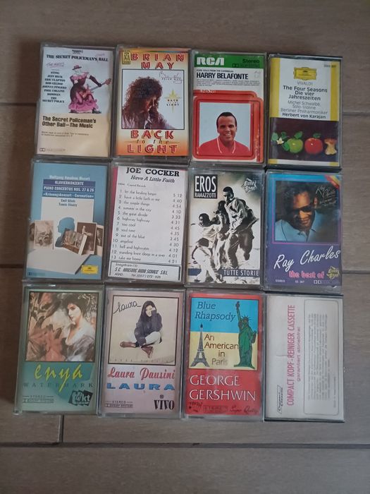 Casete audio cu muzică diversă