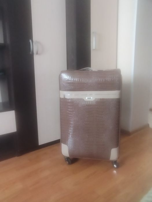 Продам новый чемодан