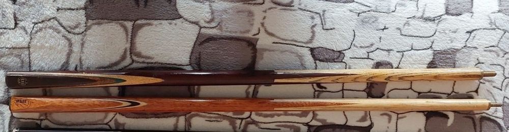 Рукоять бильярдного кия, перчатки.