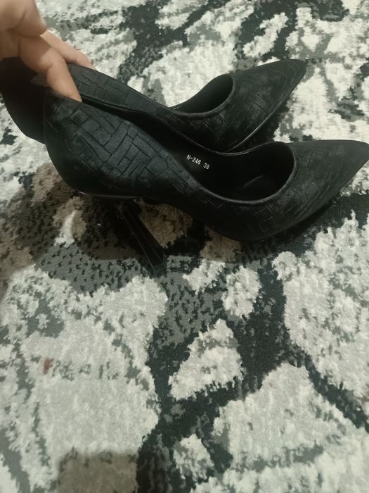 Yangi poshnali oyoq kiyimlar