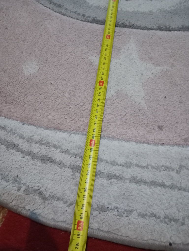 Vând covor rotund, in stare foarte bună.