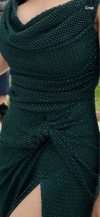 Елегантна Тъмнозелена Рокля с Висока Цепка и Камъни
